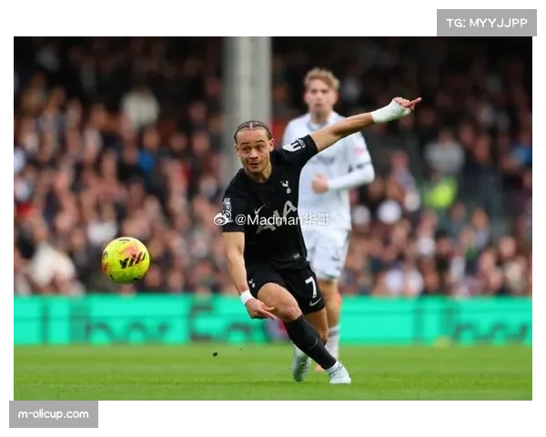 官方：莱比锡中场哈维·西蒙斯因肌肉疲劳缺席本轮联赛